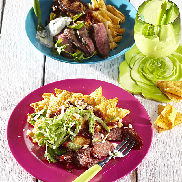 Nachos s chorizem a salátem a nachos s hovězím a cibulkou