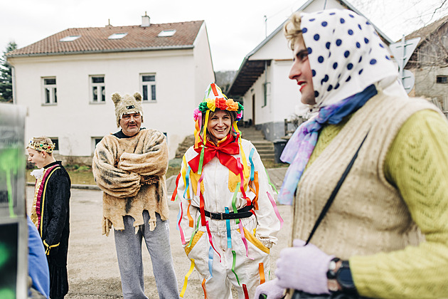 Jak vyrobit masopustní masku krok za krokem. Zvládnete to z běžných věcí