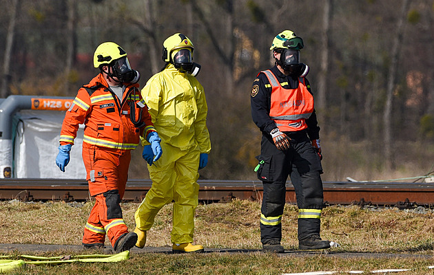 Hasiči v Hustopečích čistí cisterny od benzenu, odstranění vraků teprve přijde