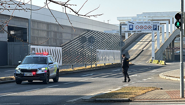 Policie kvůli výhrůžce evakuovala nákupní centrum na Černém Mostě