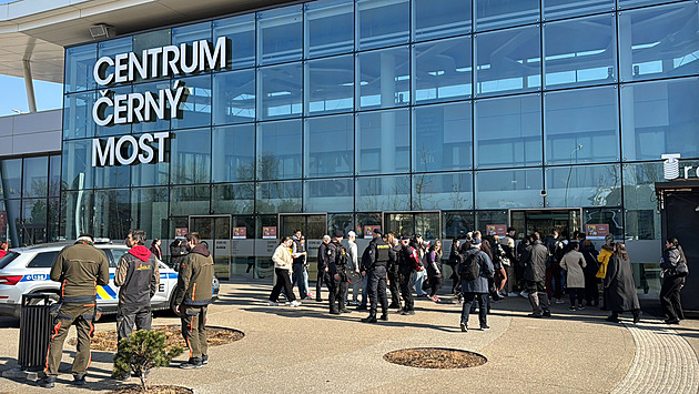 Policie evakuovala kvli anonymní výhruce nákupní centrum na erném Most v...