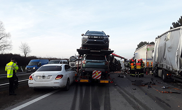 D2 před Brnem na hodiny zablokovala nehoda nákladních aut, jsou zranění