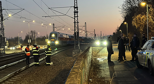 Mladíci lezli na sloup traťového vedení. Po zásahu proudem spadl jeden z osmi metrů
