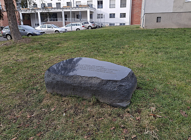 Tragický závod pipomíná v Sokolov prostý památník nedaleko Domova pro seniory...