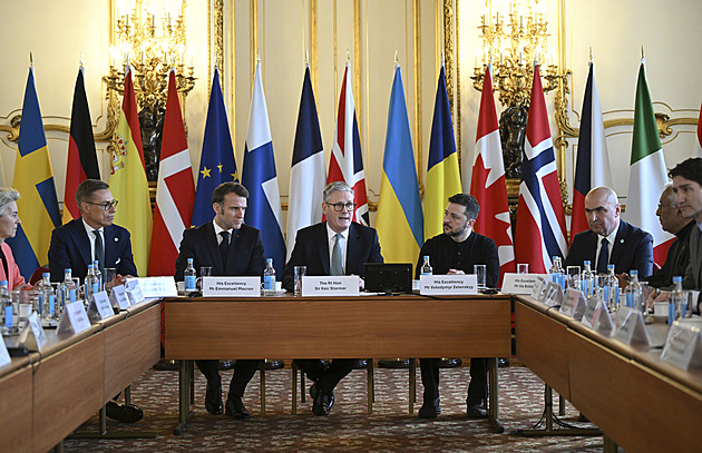 Macron chce jaderný deštník pro EU projednat do léta. Zájemců je prý dost