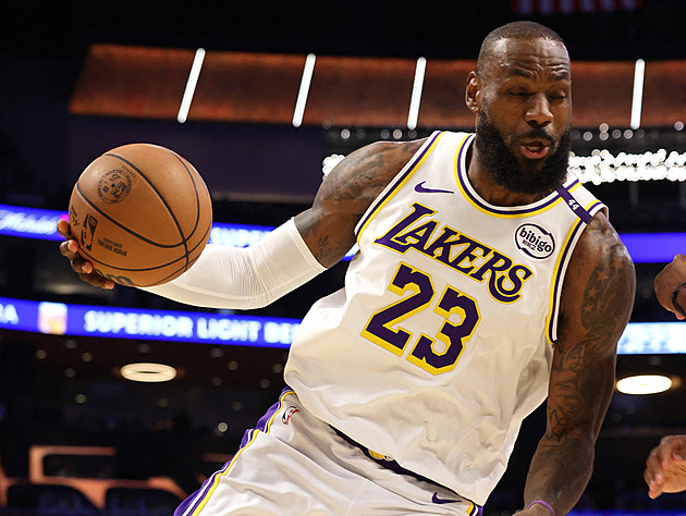 James na 49 999 bodech, Lakers ovládli další derby a jsou druzí
