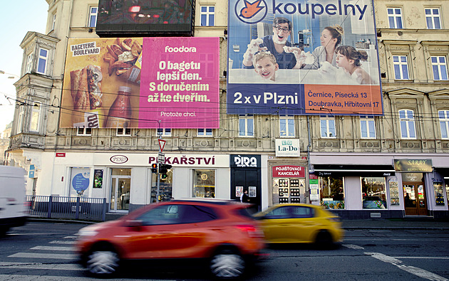 Plzeská radnice oznámila, e chce bojovat s vizuálním smogem. Na snímku...