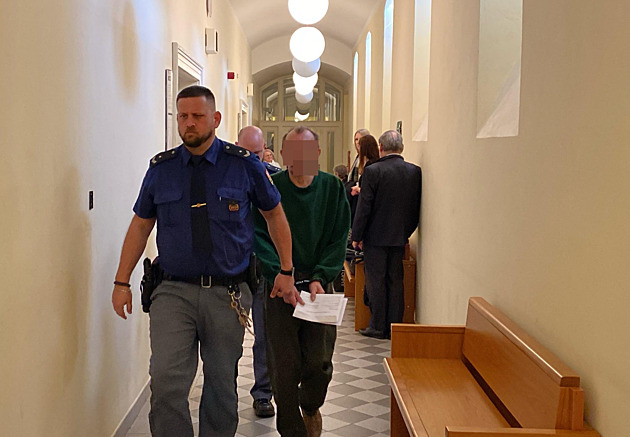 Kvůli agresivnímu synovi se rodiče báli i spát. Kromě vězení se alkoholik musí léčit