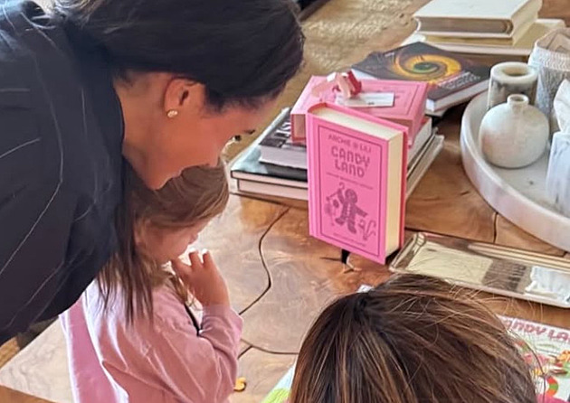 Ta vyrostla! Meghan se na Valentýna pochlubila fotkou princezny Lilibet