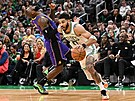 LeBron James (vlevo) odpadává po stetu s Jaysonem Tatumem.