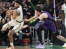 Jayson Tatum z Bostonu se snaí udret mí, nahání ho Austin Reaves z Los...