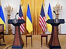 Na snímku je sestava pro tiskovou konferenci ukrajinského prezidenta Volodymyra...