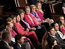 lenky Kongresu za Demokratickou stranu se oblékly do rových barev na protest...