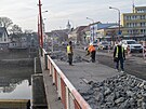 Silnii v Uherskm Hraditi opravuj most J. A. Bati pes roku Moravu....
