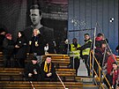 Kvli bezpenosti jsou na pelhimovskm stadionu tbory fanouk obou klub...