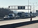 Na tetm kilometru Praskho okruhu u Vestce ve smru na D6 do sebe nabouraly...
