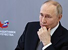 Ruský prezident Vladimir Putin se setkává se zamstnanci a klienty státního...