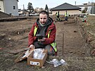 Archeolog Slezskho zemskho muzea Ondej Klpa ukazuje artefakty nalezen pi...