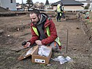 Archeolog Slezskho zemskho muzea Ondej Klpa ukazuje artefakty nalezen pi...