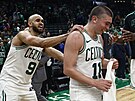 Derrick White (9) a Payton Pritchard (11) slaví historický stelecký zápis.