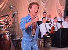 Mark Zuckeberg na narozeniny své eny oblékl kostým, v nm na cenách Grammy...