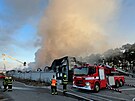 Na Mladoboleslavsku ho haly. Zasahuje stovka hasi, chemici m zplodiny