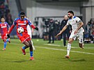 Plze�ský úto�ník Rafiu Durosinmi vede balon v utkání s Laziem.