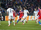 Plze�ský úto�ník Pavel �ulc (31) se sna�í probít do vápna Lazia �ím.