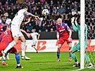 Stoper Lazia Alessio Romagnoli st�ílí hlavou gól do plze�ské sít�.