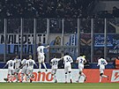 Fotbalisté Lazia slaví gól v utkání s Plzní.