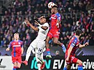 Plze�ský stoper Sampson Dweh hlavou nekompromisn� ma�í �anci Lazia.