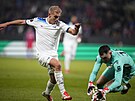 Plze�ský branká� Martin Jedli�ka sbírá balon p�ed dotírajícím hrá�em Lazia.