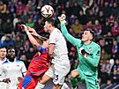 Plze�ský branká� Martin Jedli�ka boxuje balon v utkání s Laziem.
