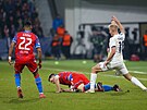 Plze�ský kapitán Luká� Kalvach zalehl balon v utkání s Laziem.