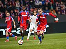Plze�ský úto�ník Mat�j Vydra se �ene za balonem v utkání s Laziem.