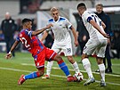 Plze�ský bek Cadu se natahuje po balonu v utkání s Laziem.