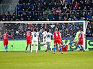 Scény vyrovnávacího gólu Plzn� v utkání s Laziem.
