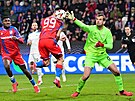 Gólman Lazia Ivan Provedel se natahuje po balonu v utkání s Plzní.