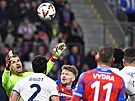 Závar p�ed brankou Ivana Provedela v utkání Plzn� s Laziem.