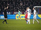 Zálo�ník Lazia Nicolo Rovella (vpravo) dostává �ervenou kartu v utkání s Plzní.