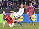 Gustav Isaksen z Lazia st�ílí vít�zný gól v záv�r utkání s Plzní.