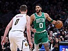 Jayson Tatum (vpravo) z Boston Celtics útoí v zápase s Denver Nuggets kolem...
