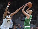 Derrick White (9) z Boston Celtics zakonuje na ko Denver Nuggets pes Jamala...