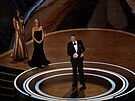 Peter Straughan pebírá Oscara za adaptovaný scéná, který mu vyslouila práce...