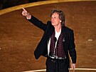 Mick Jagger zdraví diváky oscarové noci a oznamuje dr�itele ceny za nejlep�í...