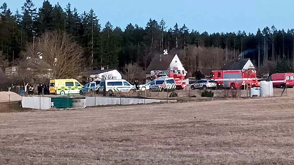 Sedmat�icetiletý mu� vylezl na strom a vyhro�oval, �e se zabije. Hasi�i kv�li...