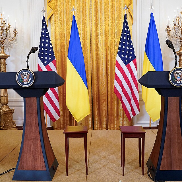 Na sn�mku je sestava pro tiskovou konferenci ukrajinsk�ho prezidenta Volodymyra Zelensk�ho a americk�ho prezidenta Donalda Trumpa, kter� byla zru�ena po jejich setk�n� v Ov�ln� pracovn�. (28. �nora 2025)