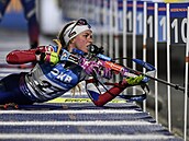 Markéta Davidová se rovná na st�elnici b�hem sprintu v Novém M�st� na Morav�.