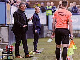 Milan Valachovi�, tren�r druholigov�ch fotbalist� L�n�, ud�l� pokyny b�hem...