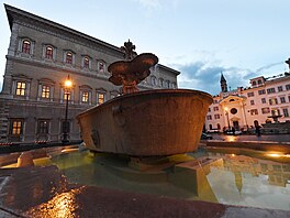 Házet mince do fontány di Trevi? Pro turistu v �ím� je to napoprvé skoro...